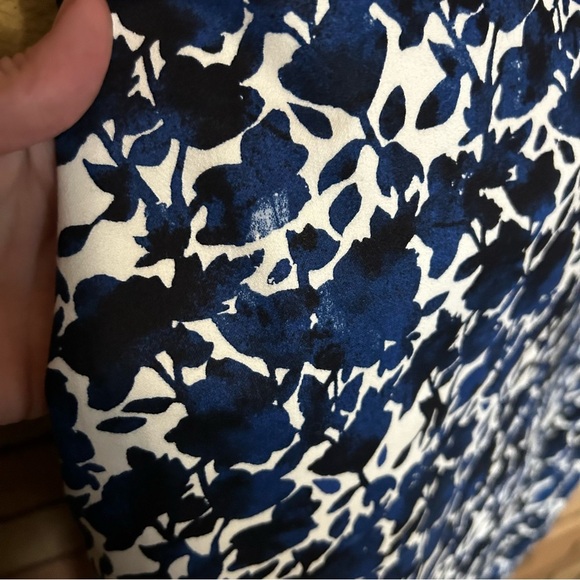 J. By J. Crew Pencil Mini Skirt Size 2 Blue & White Floral Design - Picture 2 of 6